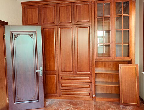 南开中式家庭装修里定制的实木衣柜效果图